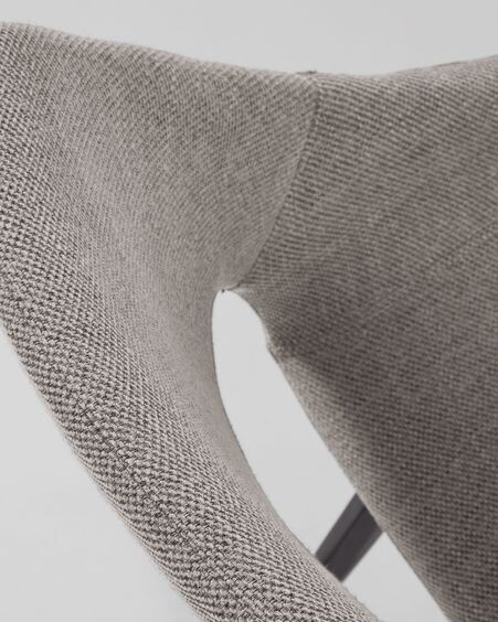 Silla Hest gris claro y patas de acero con acabado negro