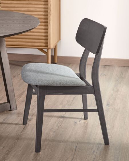 Silla Selia de madera maciza de caucho y chapa de fresno tapizado gris claro