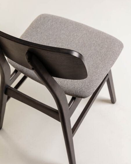 Silla Selia de madera maciza de caucho y chapa de fresno tapizado gris claro