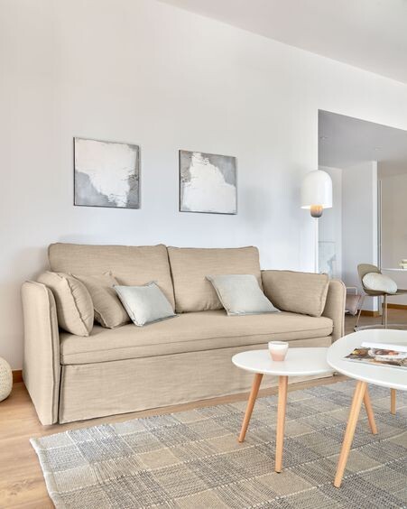 Sofá cama Tanit beige y patas de madera maciza de haya con acabado natural 210 cm