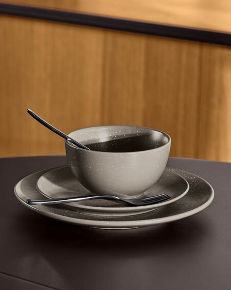 Plato plano Aratani de cerámica gris oscuro