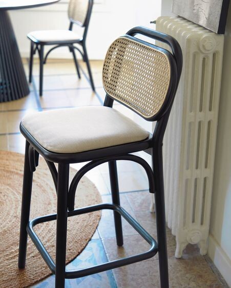 Taburete Doriane madera maciza olmo acabado lacado negro y asiento de tela altura 65 cm