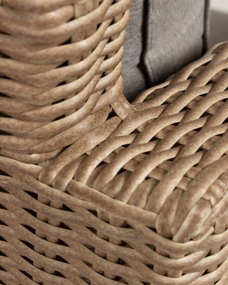 Butaca Sumie de ratán sintético con patas de madera maciza de acacia FSC 100%
