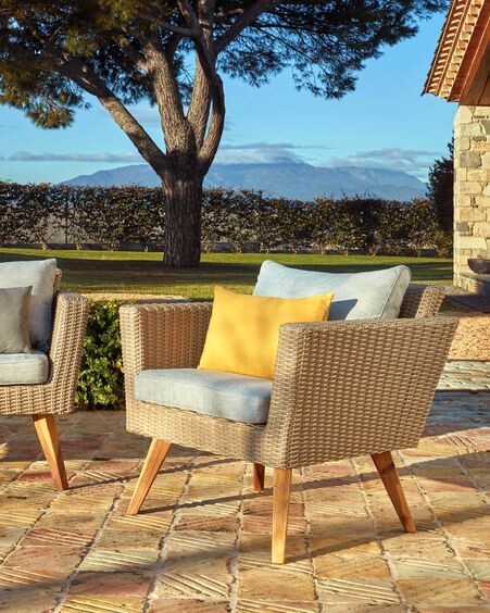 Butaca Sumie de ratán sintético con patas de madera maciza de acacia FSC 100%