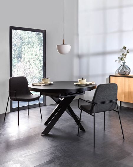 Mesa extensible redonda Vashti de cristal y patas de acero acabado negro Ø 120 (160) cm