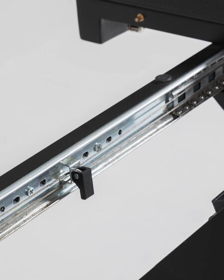 Mesa extensible redonda Vashti de cristal y patas de acero acabado negro Ø 120 (160) cm