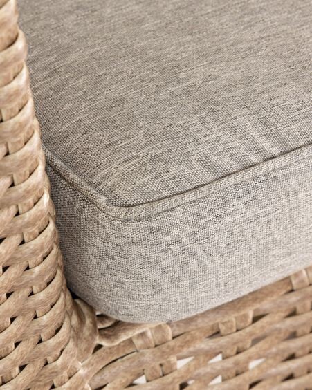 Butaca Sumie de ratán sintético con patas de madera maciza de acacia FSC 100%
