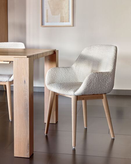 Silla Konna de borreguito blanco y patas de chapa de fresno acabado natural