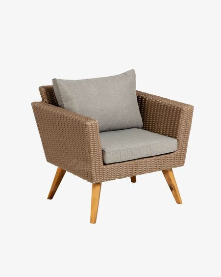 Butaca Sumie de ratán sintético con patas de madera maciza de acacia FSC 100%