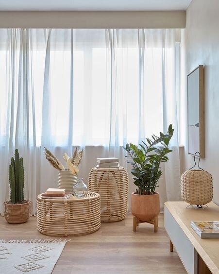 Lámpara de mesa pequeño Lumisa de ratán con acabado natural y cuerda verde