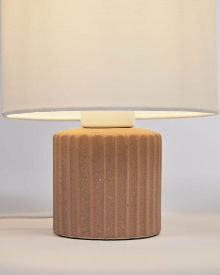 Lámpara de mesa Eshe de cerámica con acabado terracota y blanco