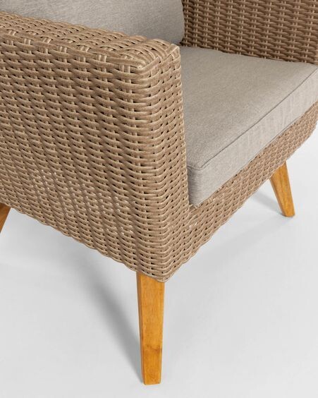 Butaca Sumie de ratán sintético con patas de madera maciza de acacia FSC 100%