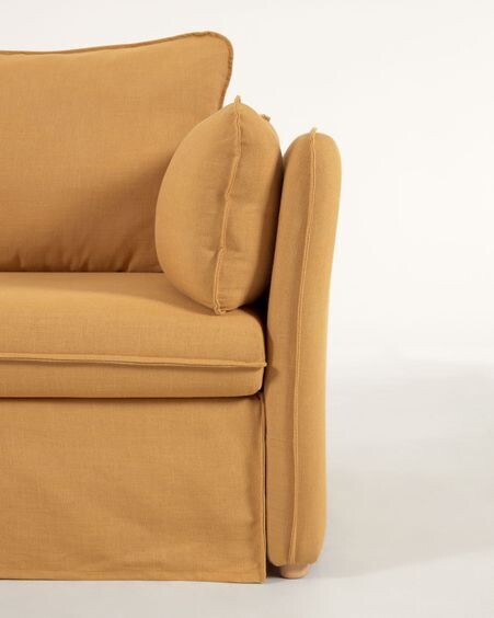 Sofá cama Tanit mostaza y patas de madera maciza de haya con acabado natural 210 cm