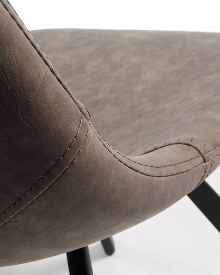 Silla Alve de piel sintética gris claro y patas de acero con acabado negro