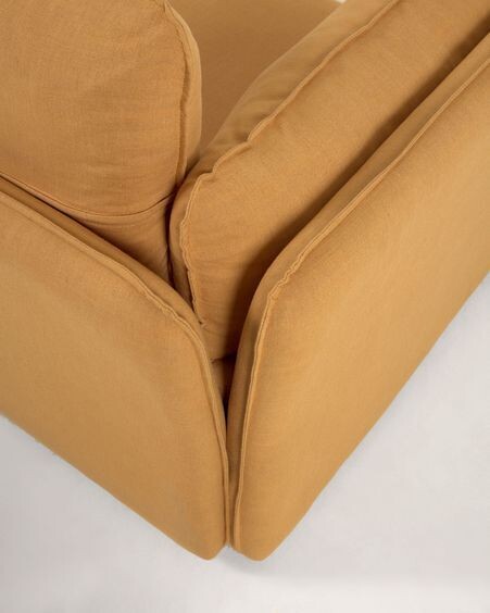Sofá cama Tanit mostaza y patas de madera maciza de haya con acabado natural 210 cm