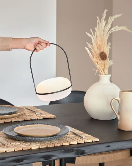 Lámpara de mesa Tea de polietileno y metal acabado negro