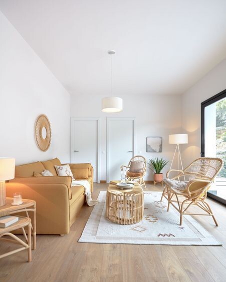 Sofá cama Tanit mostaza y patas de madera maciza de haya con acabado natural 210 cm