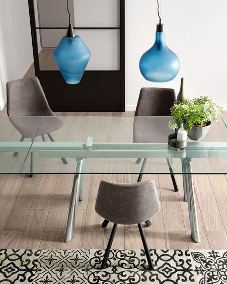 Silla Alve de piel sintética gris claro y patas de acero con acabado negro