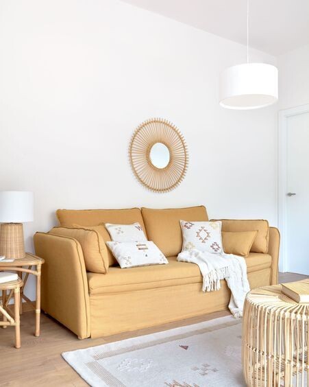 Sofá cama Tanit mostaza y patas de madera maciza de haya con acabado natural 210 cm