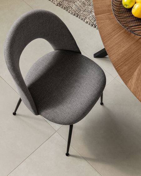 Silla Mahalia gris oscuro y patas de acero acabado pintado negro