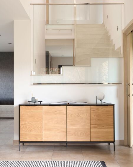 Lámpara de mesa Seina de acero con acabado negro
