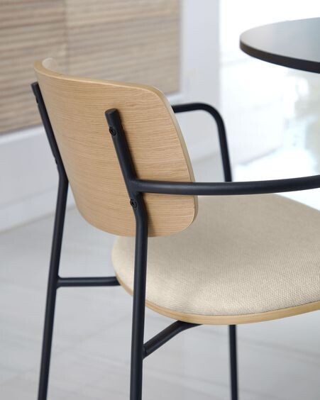 Silla Maureen de chapa de roble acabado natural y metal con acabado negro