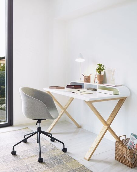 Escritorio Working melamina lacado blanco y patas de madera maciza de fresno 120 x 79 cm