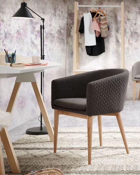 Silla Harlan gris oscuro y patas de madera maciza de fresno
