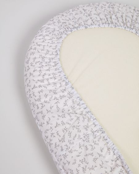 Sábana bajera para moisés Yamile 100% algodón orgánico (GOTS) blanco con hojas gris