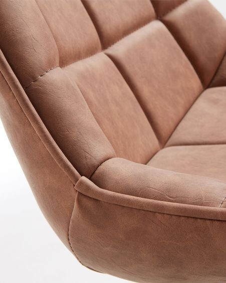 Silla Adam de piel sintética marrón y patas de acero con acabado negro