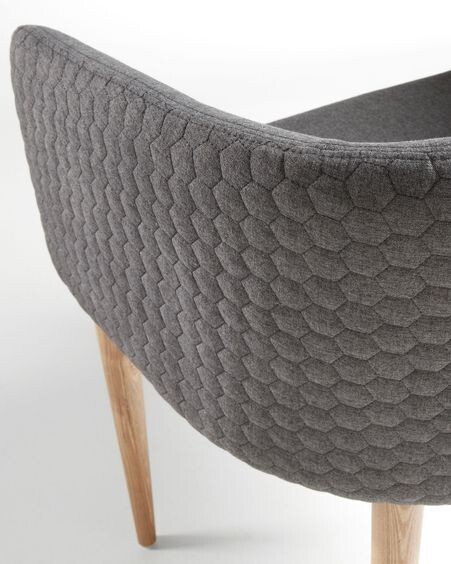 Silla Harlan gris oscuro y patas de madera maciza de fresno