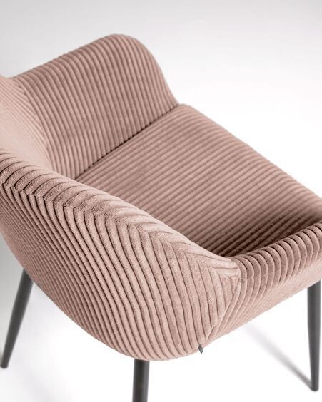 Silla Konna pana gruesa rosa y patas de acero acabado pintado negro