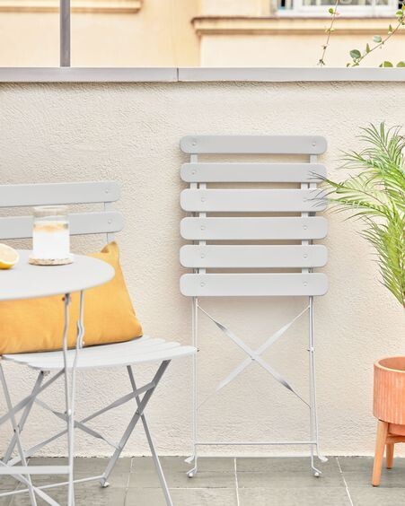 Set de exterior Alrick de mesa y 2 sillas plegables de acero gris claro