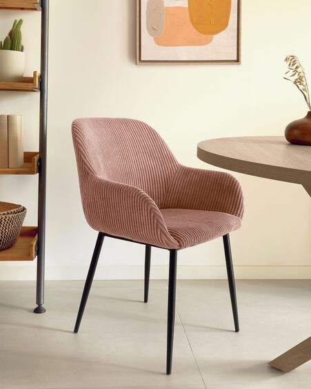 Silla Konna pana gruesa rosa y patas de acero acabado pintado negro