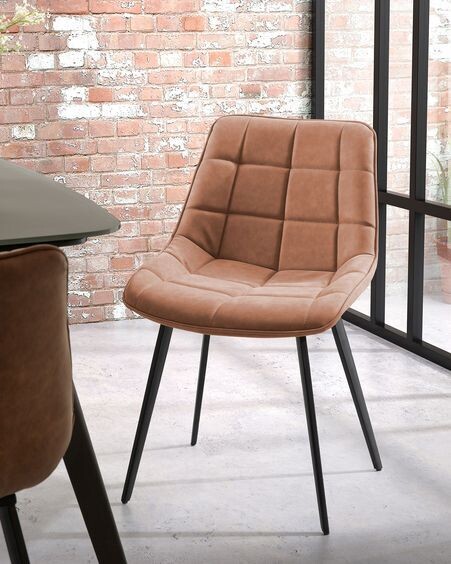 Silla Adam de piel sintética marrón y patas de acero con acabado negro