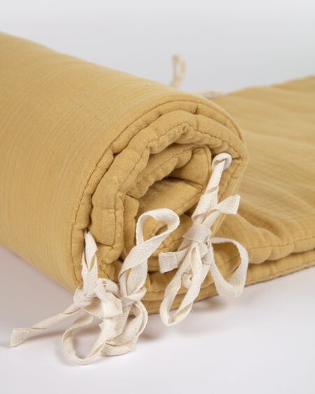 Protector de cuna Yamile 100% algodón orgánico (GOTS) mostaza 180 x 30 cm