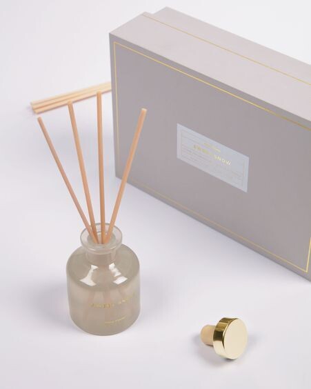 Set Sweet Snow de ambientador en sticks 50 ml y vela aromática 70 gr