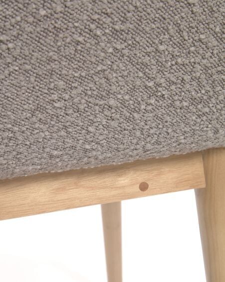 Silla Konna de borreguito gris claro y patas de chapa de fresno acabado natural