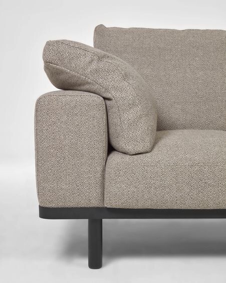 Sofá Noa 3 plazas con cojines beige patas acabado oscuro 230 cm