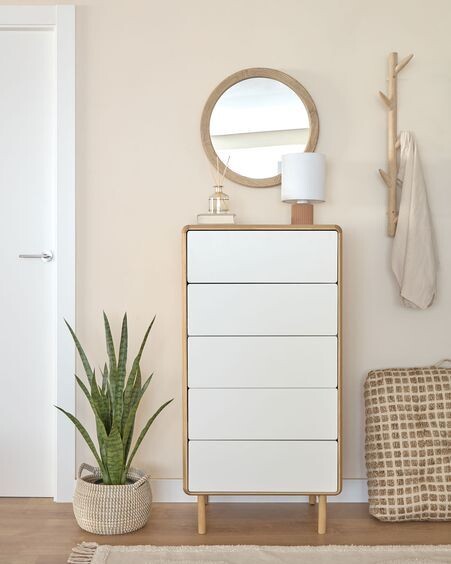 Cómoda Anielle de 5 cajones de madera maciza y chapa de fresno 60 x 117 cm