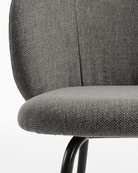 Silla Minna gris oscuro y patas de acero acabado negro