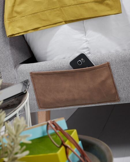Cama desenfundable Dyla gris claro con patas de madera maciza de haya 90 x 190 cm