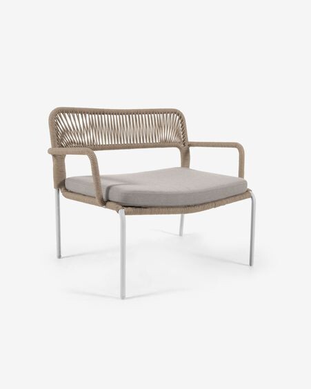 Sillón Cailin de cuerda beige y patas de acero galvanizado pintado en blanco