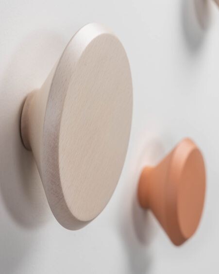 Set Nadua de 3 colgadores de madera maciza de haya con acabado natural, naranja y beige