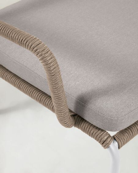 Sillón Cailin de cuerda beige y patas de acero galvanizado pintado en blanco