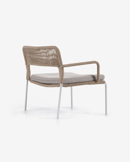 Sillón Cailin de cuerda beige y patas de acero galvanizado pintado en blanco