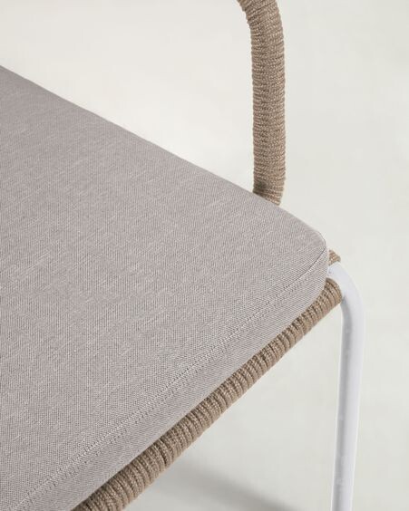 Sillón Cailin de cuerda beige y patas de acero galvanizado pintado en blanco