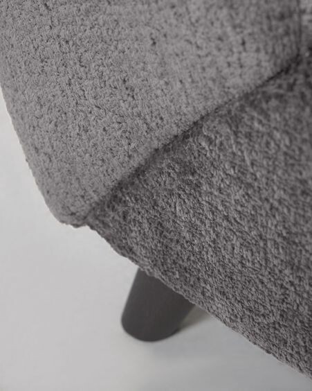 Butaca Meghan de chenilla gris oscuro y madera con acabado wengué
