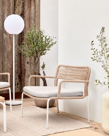 Sillón Cailin de cuerda beige y patas de acero galvanizado pintado en blanco