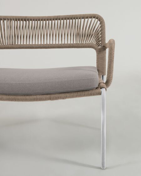 Sillón Cailin de cuerda beige y patas de acero galvanizado pintado en blanco